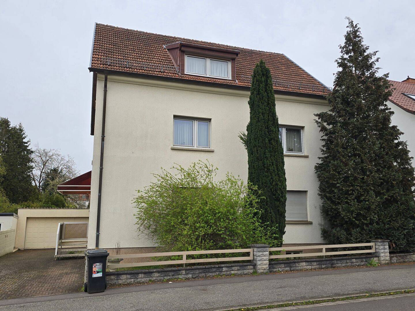 Geräumiges Dreifamilienhaus in laufnähe zur Uniklinik Homburg, 66424 Homburg