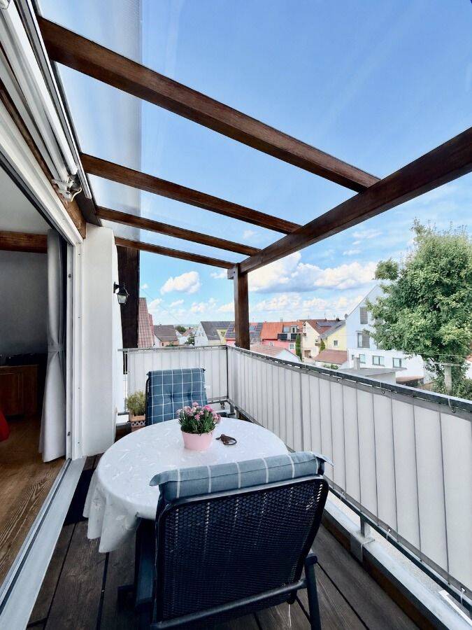 Herrliche 2-Zi.-Dachgeschosswohnung mit Galerie und Balkon mit Kappelbergsicht, 70734 Fellbach