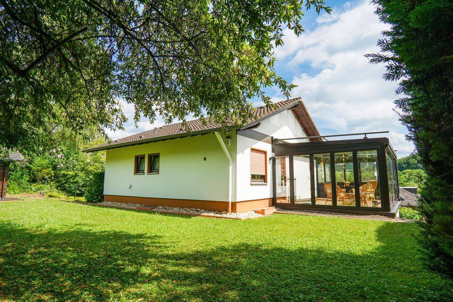 NEUER PREIS!!! Freistehendes Einfamilienhaus mit Wintergarten, traumhaftem Gartenblick und rund 1.100 m² Grundstück, 54311 Trierweiler