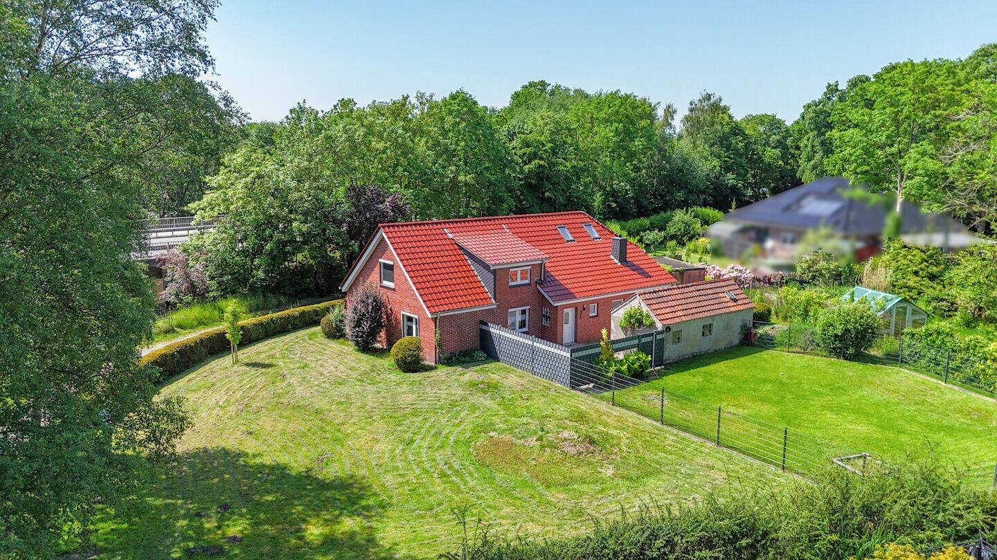 Landhaus mit Entwicklungspotenzial auf großem Grundstück am Ems-Jade-Kanal, 26605 Aurich