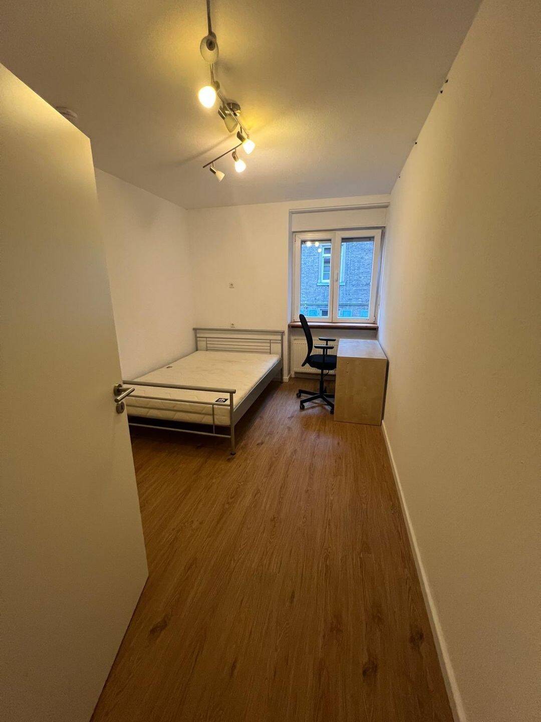 Helles 12m2 Zimmer in zentraler 4er-WG. ab 01.08, 76133 Karlsruhe