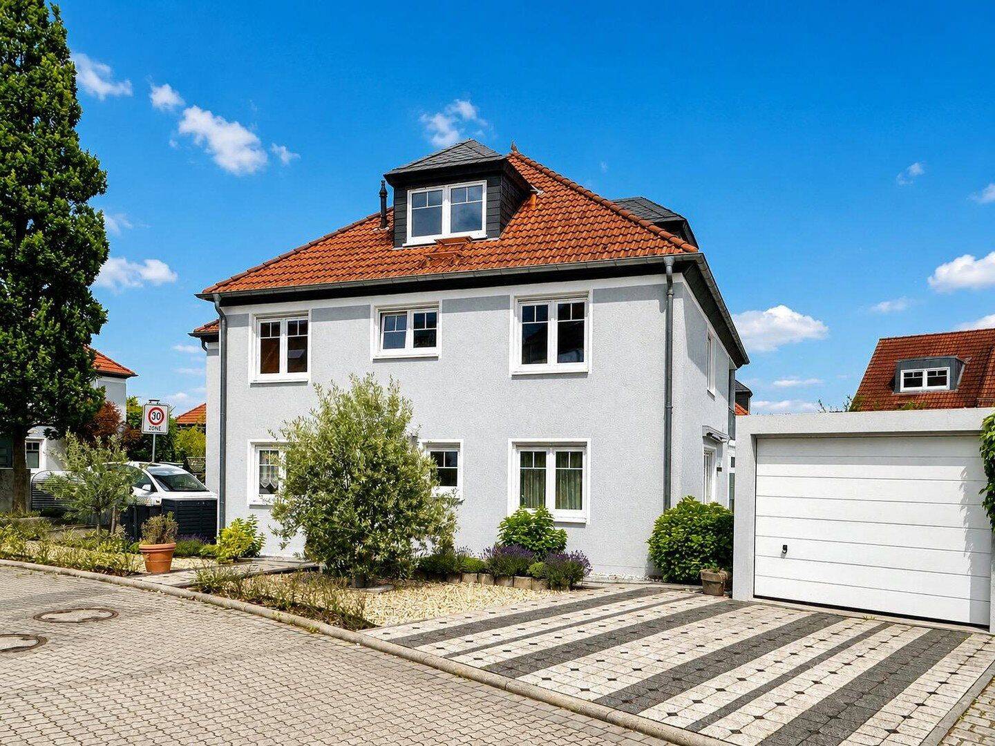VON PRIVAT: Hochwertige DHH mit Wintergarten in begehrter Familienlage, 61118 Bad Vilbel