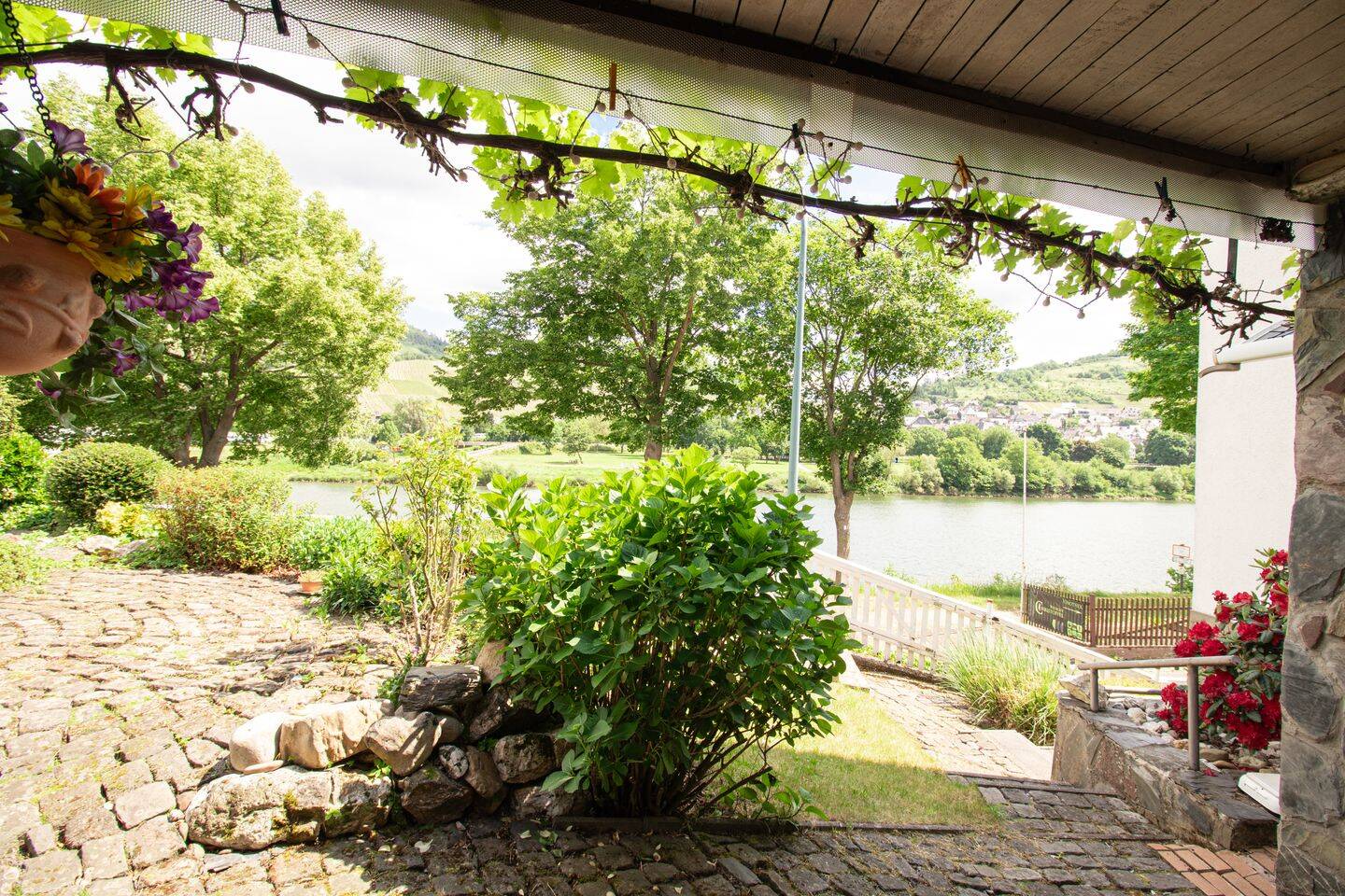 Wohnen in direkter Mosellage mit schönem Garten und Moselblick in Kröv/Kövenig, 54536 Kröv