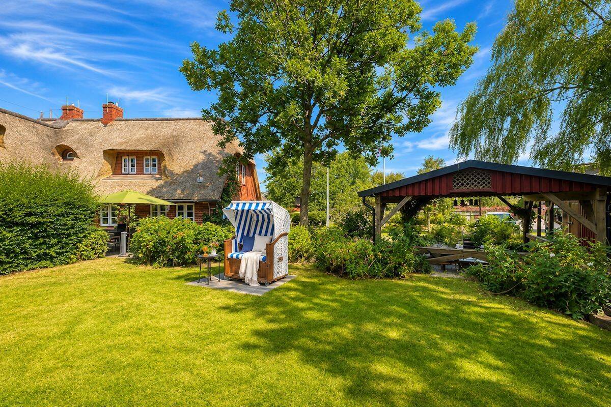 Reetgedecktes Friesenhaus mit drei Wohneinheiten (2x Ferienwohnungen), 25938 Oevenum