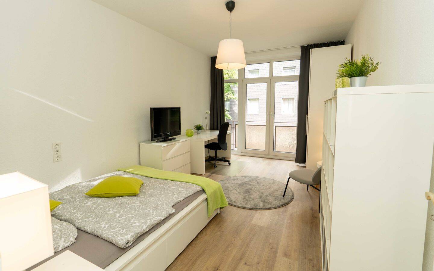 Helles, möbliertes Zimmer mit französischem Balkon in 3er-WG in Düsseldorf-Friedrichstadt, 40215 Düsseldorf (Friedrichstadt)