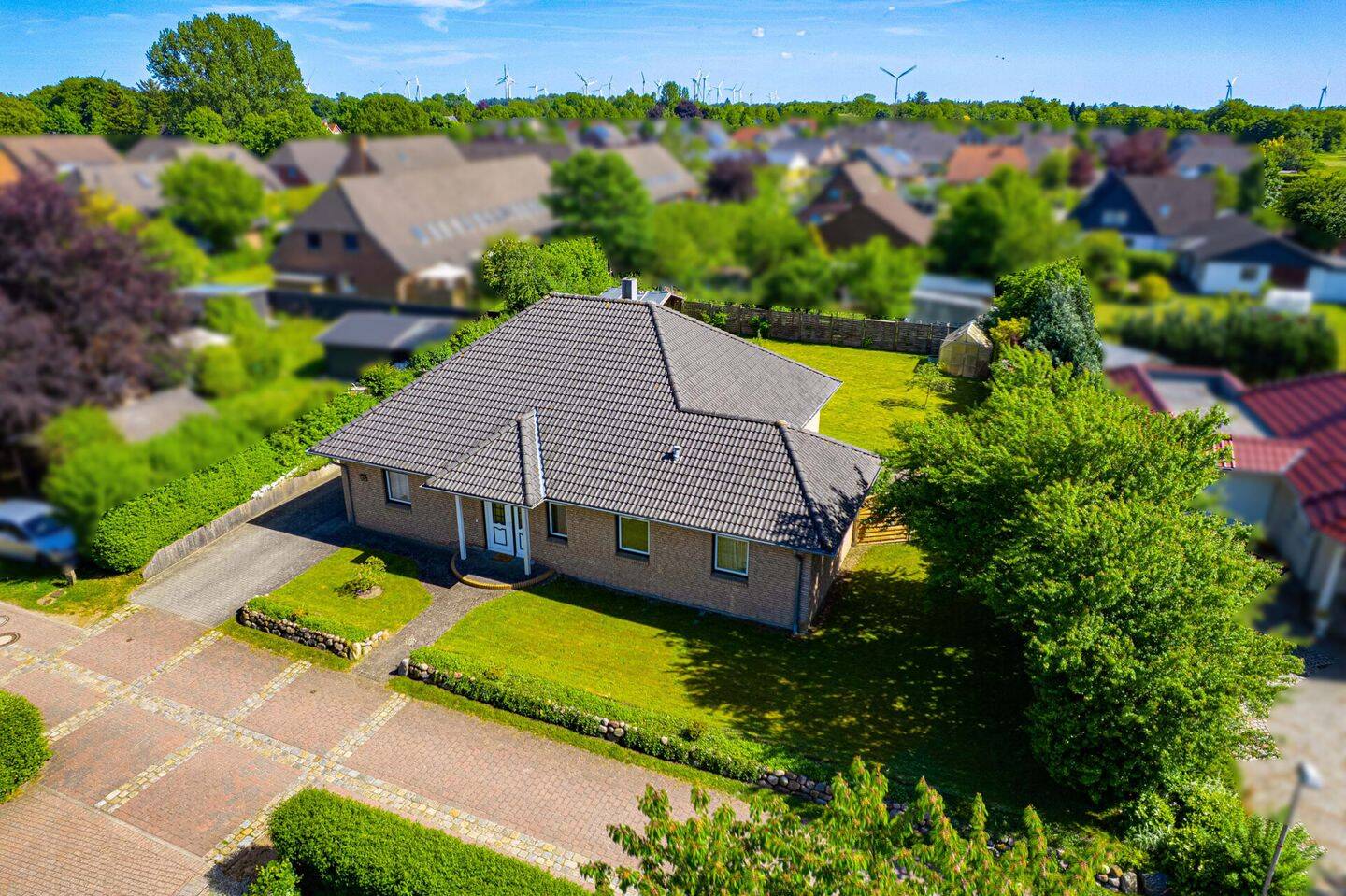 Familienfreundlich & ruhig: Winkelbungalow mit 5 Zimmern, 157 m² Wohnfläche und 1.000 m² Grundstück, 24969 Großenwiehe