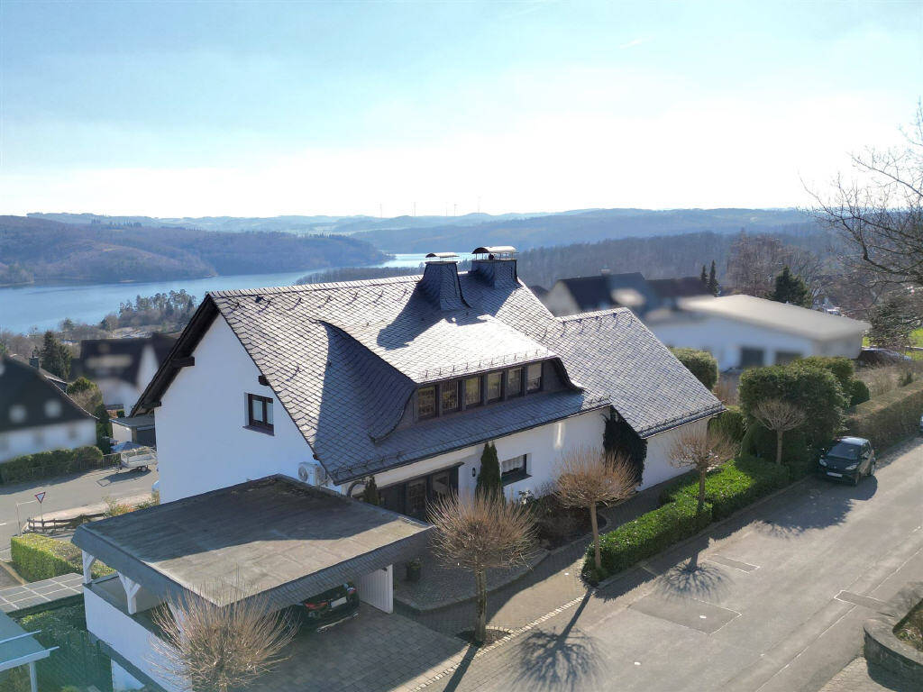 / Wohnen mit Panorama-Seeblick: Exklusives Einfamilienhaus mit Gartenwohnung am Sorpesee, 59846 Sundern (Sauerland)