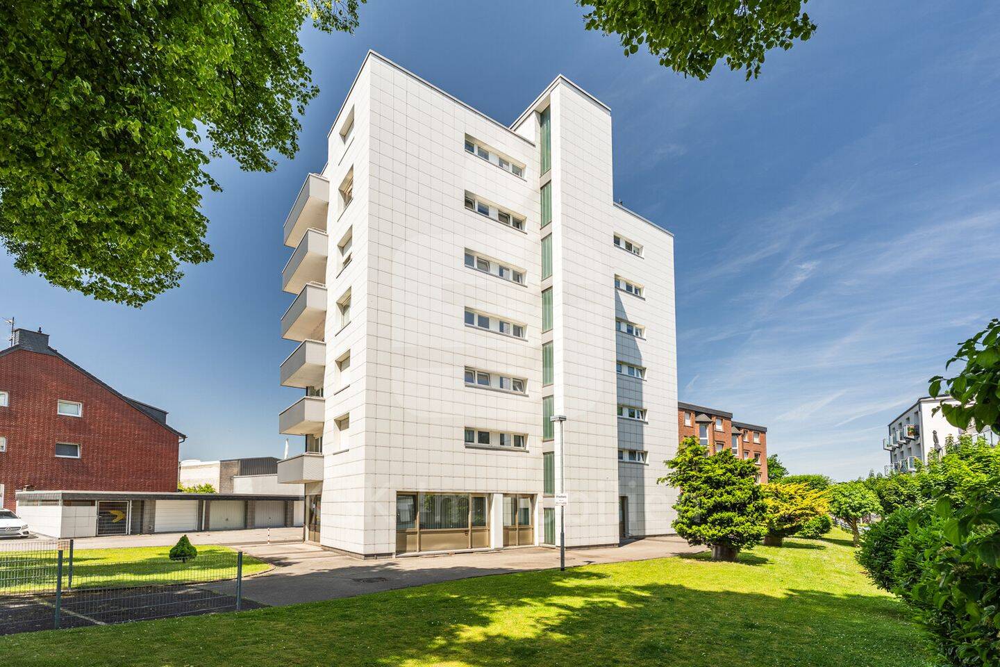 Frechen-Zentrum, gepflegte 4-Raumwohnung mit Balkon und Garage., 50226 Frechen