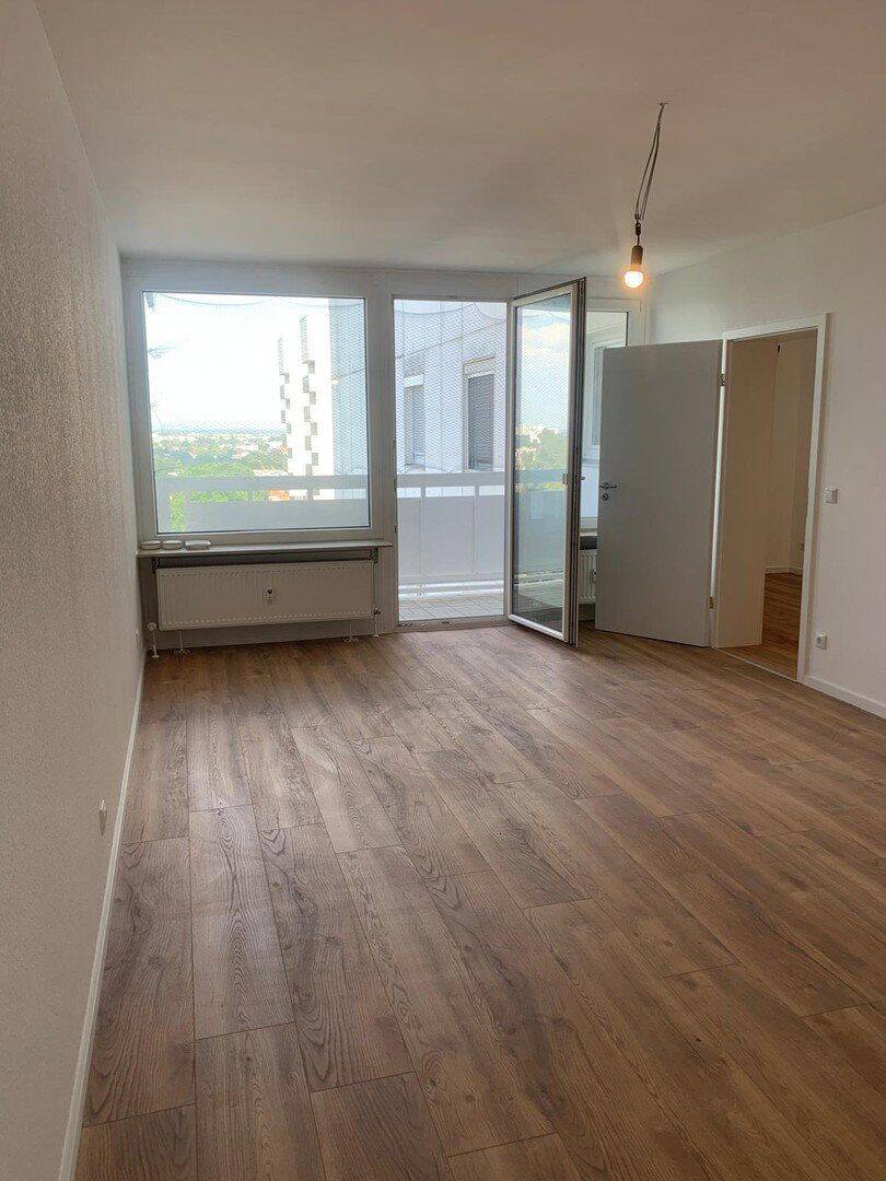 Erstbezug nach Sanierung: Helle 2,5-Zimmer-Wohnung mit Weitblick, Aufzug & TG in Heusenstamm, 63150 Heusenstamm