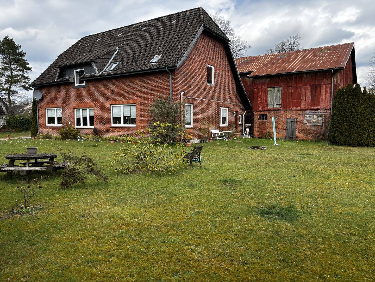 Großzügige Immobilie mit Einliegerwohnung und angrenzender Scheune, 23816 Groß Niendorf