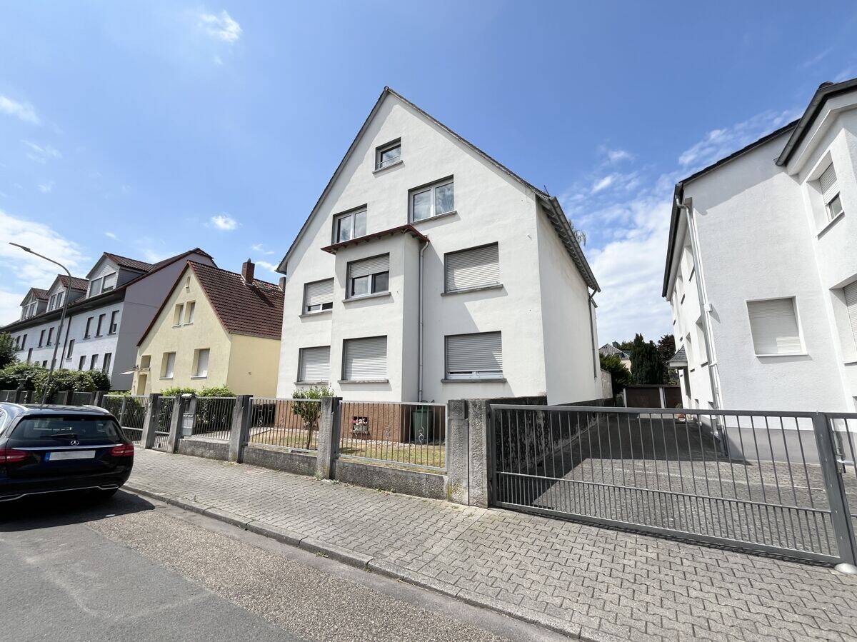 Attraktive 3-Zimmer-Wohnung mit Garage, Garten, Terrasse, Keller und großem Dachboden, 63179 Obertshausen
