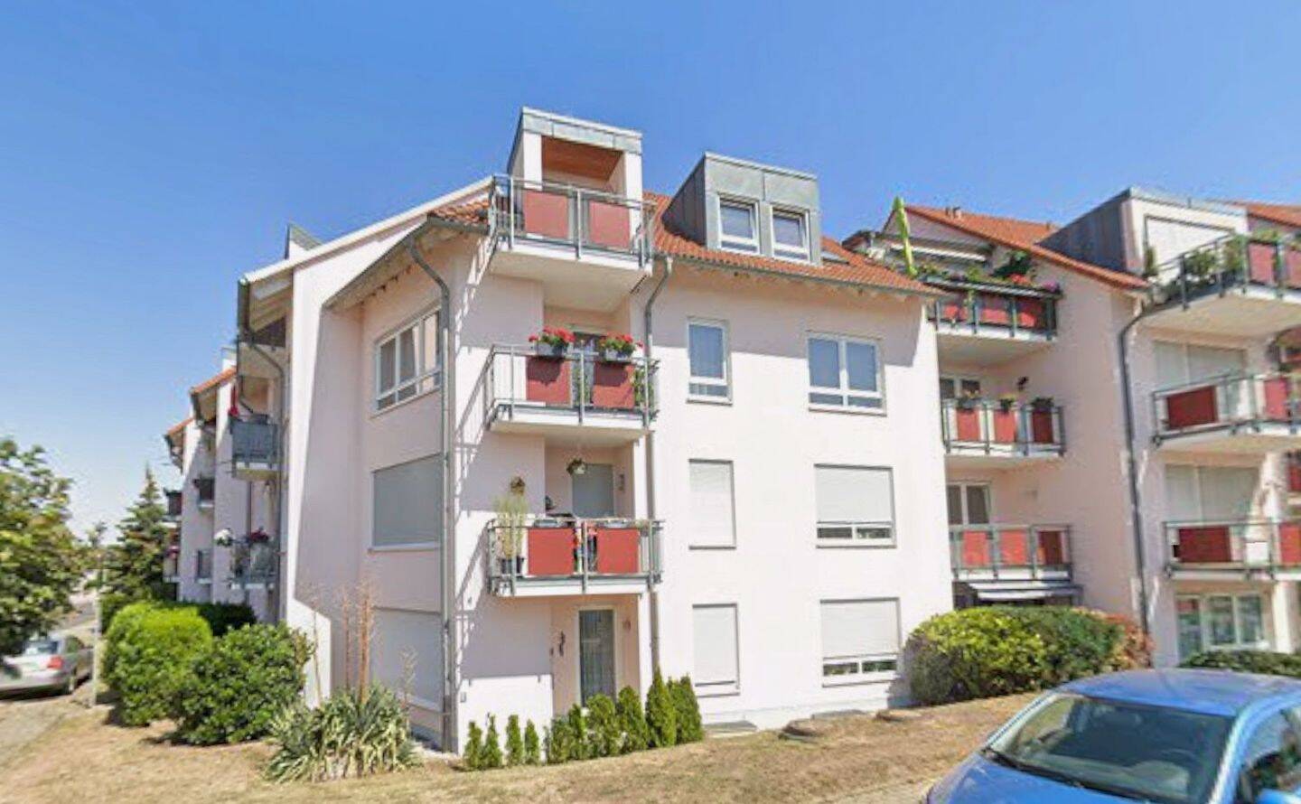 Gepflegte 3-Zimmer-Dachgeschosswohnung mit Balkon, Tiefgaragenstellplatz und Einbauküche, 6184 Kabelsketal