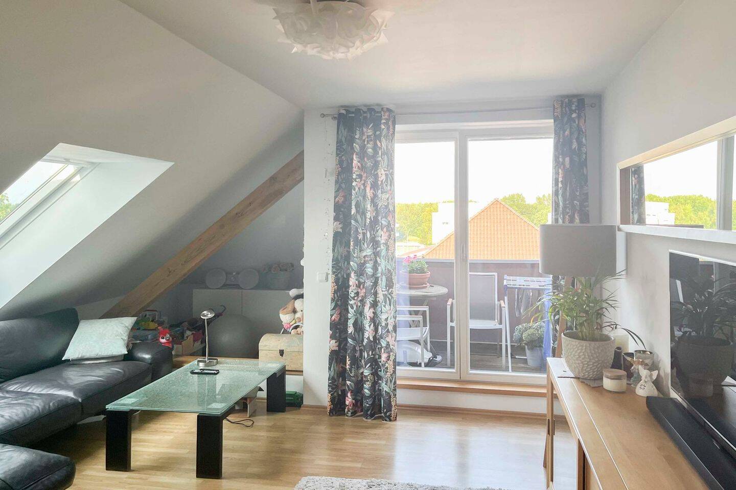 Sichere Mieteinnahmen – Gepflegte DG-Wohnung mit Dachbodennutzung, 10318 Berlin (Treptow-Köpenick)