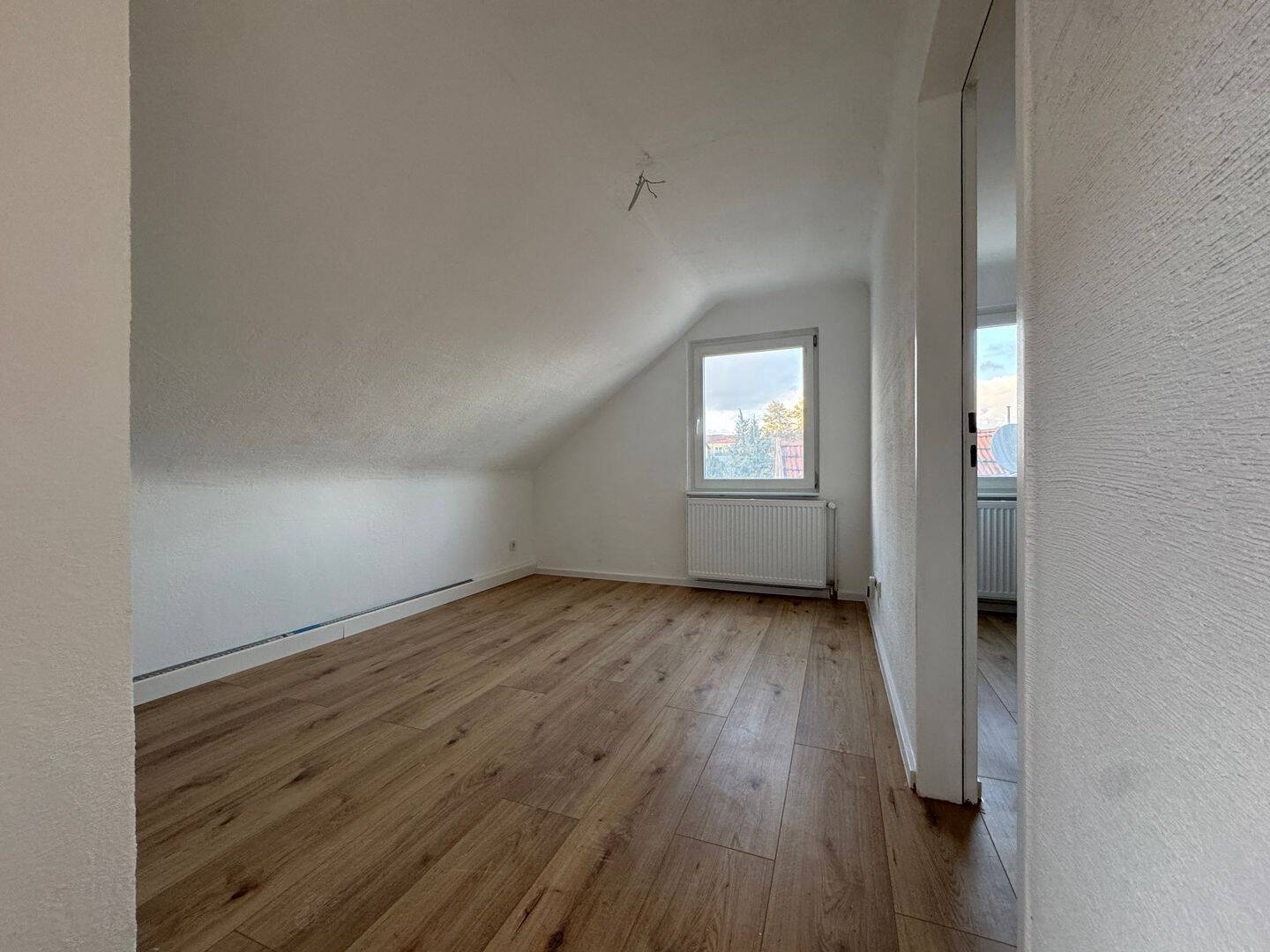 Sanierte 2-Zimmer-Dachgeschosswohnung mit neuem Bad in Ensheim, 66131 Saarbrücken
