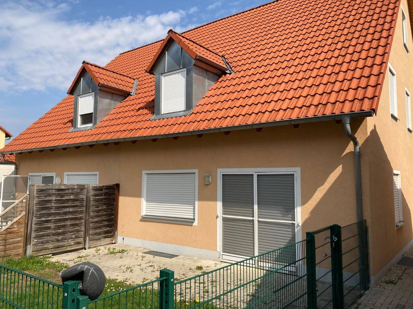 Gepflegte Doppelhaushälfte mit Garage und Terrasse in Vilseck DHH, 92249 Vilseck