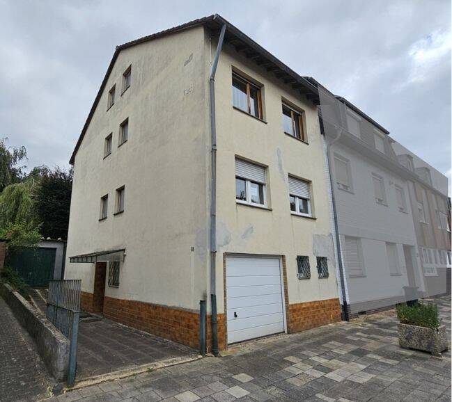 Einfamilienhaus in Herzogenrath mit Garten und 2 Garagen, 52134 Herzogenrath