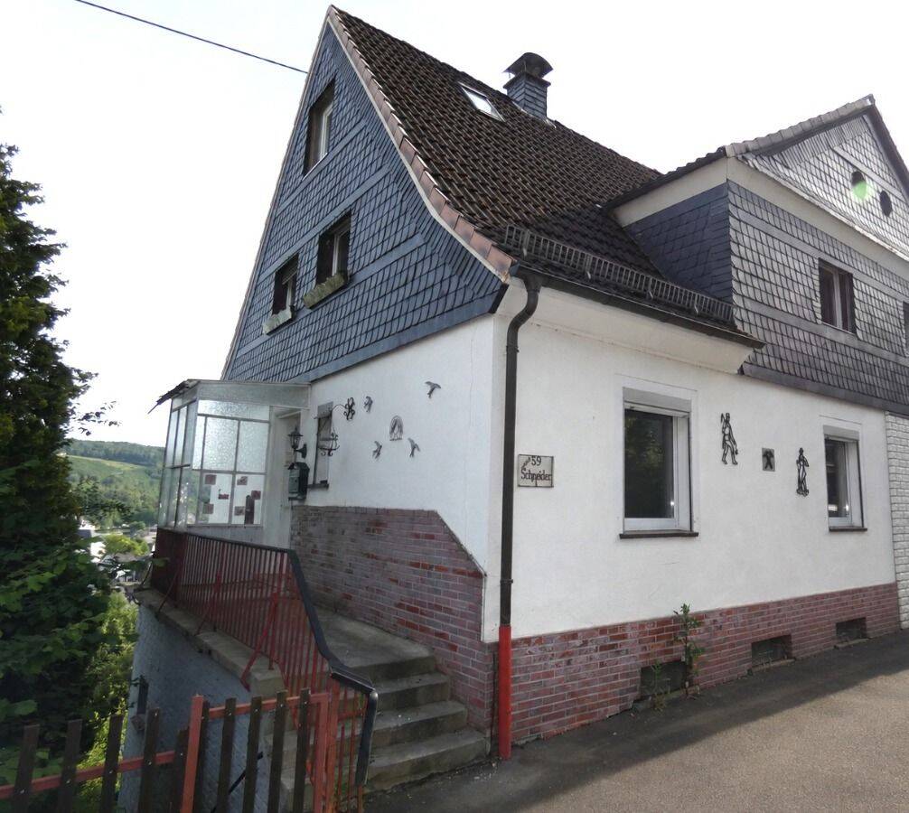 Gestalten statt suchen: Doppelhaus mit 8 Zimmern und großem Grundstück, 57080 Siegen