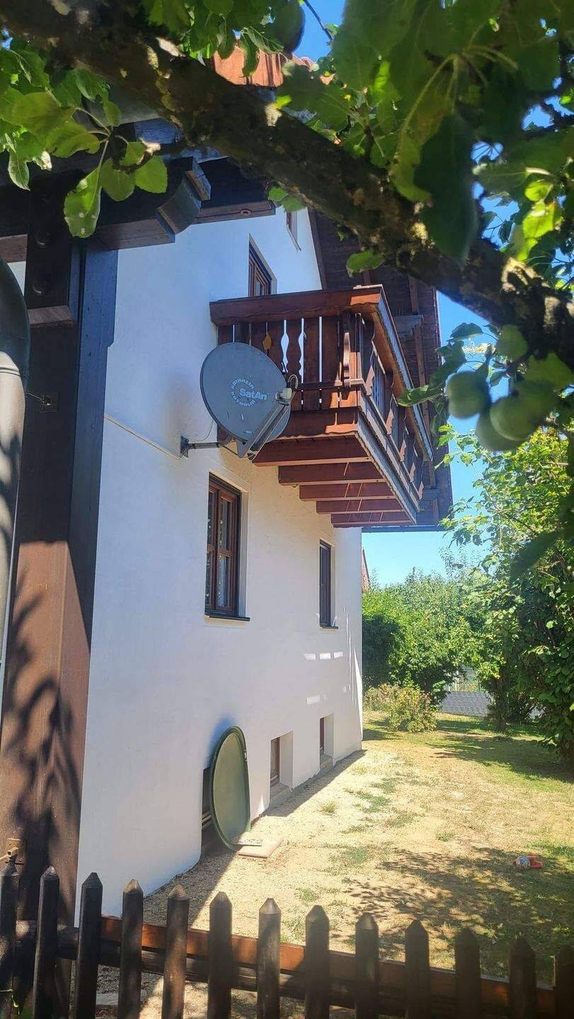 Helle Dachgeschosswohnung mit Balkon, ausgebautem Dachraum und Gartenmitbenutzung, 84085 Langquaid