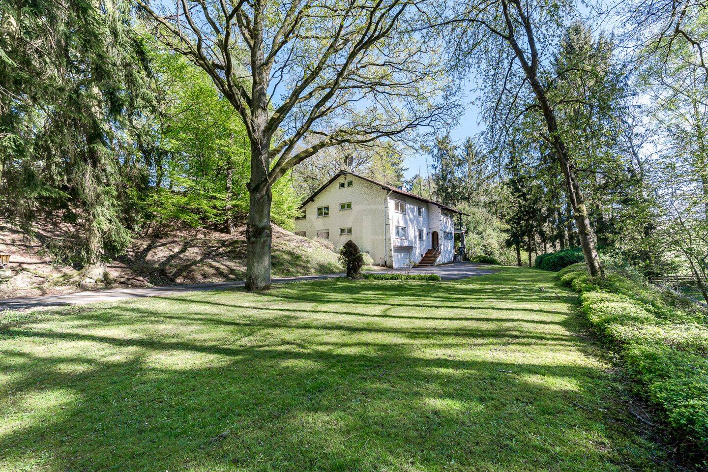 Ein Ort für Visionäre: Großzügiges Landhaus mit viel Entwicklungspotenzial, nahezu Alleinlage, 61250 Usingen