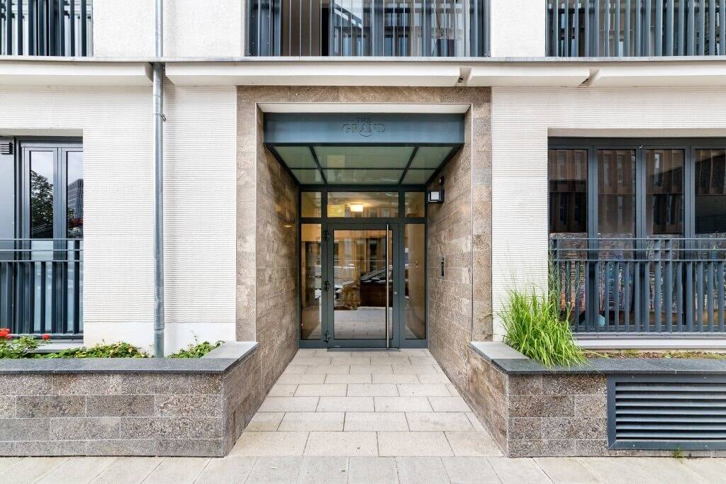 THE GRAND – Befristet vermietete 1-Zimmer-Wohnung mit Loggia, 81677 München (Au-Haidhausen Berg am Laim Bogenhausen)