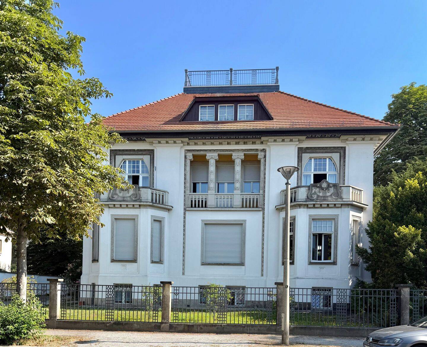 Großzügige 3-Zimmer-Maisonette-Wohnung mit Dachterrasse am Großen Garten, 1219 Dresden