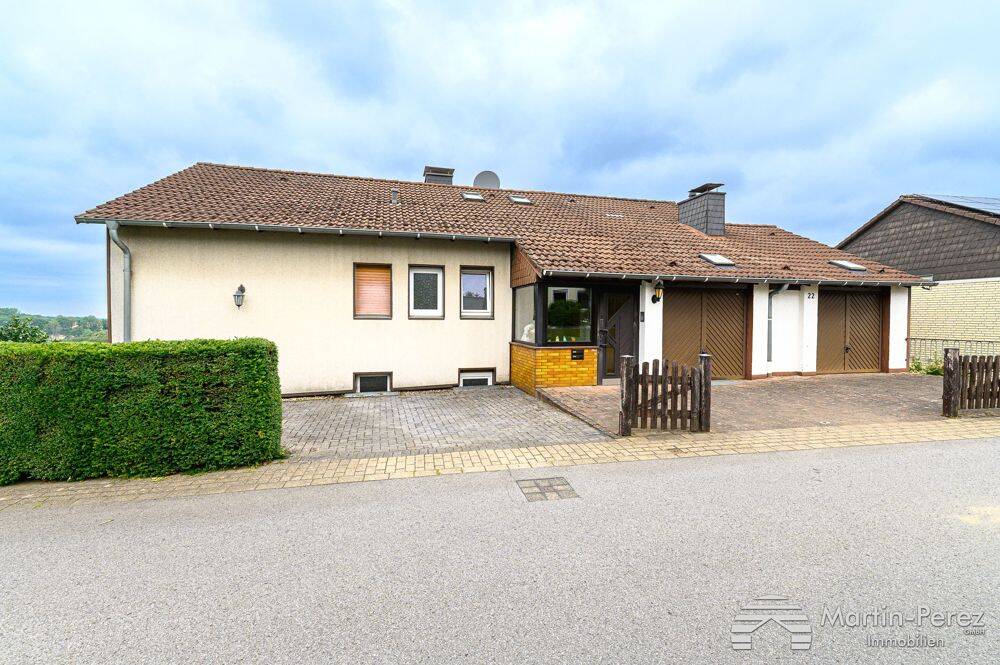 Dreifamilienhaus mit Einliegerwohnung – Garagen – Stellplatz – Garten –, 58256 Ennepetal