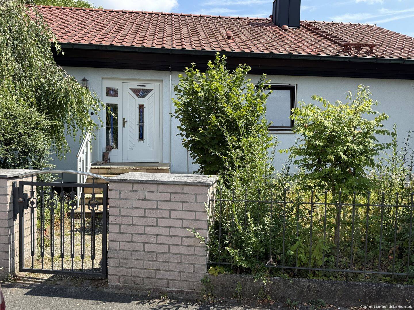 Einfamilienhaus mit 137 m² Wfl. und 937 m² Grund. Gepflegt + Teilsaniert. Lage ist perfekt für eine junge Familie !, 91334 Hemhofen