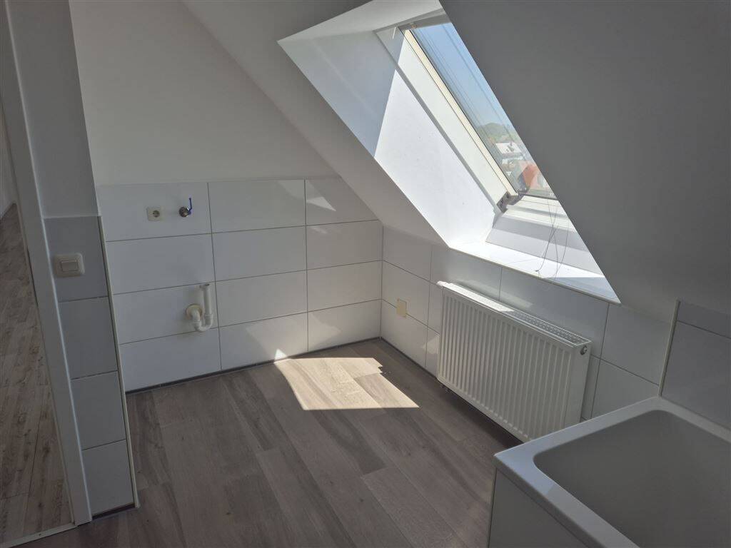 Modernisierte 2 Zimmer Dachgeschosswohnung in Stadeln zu vermieten!, 90765 Fürth