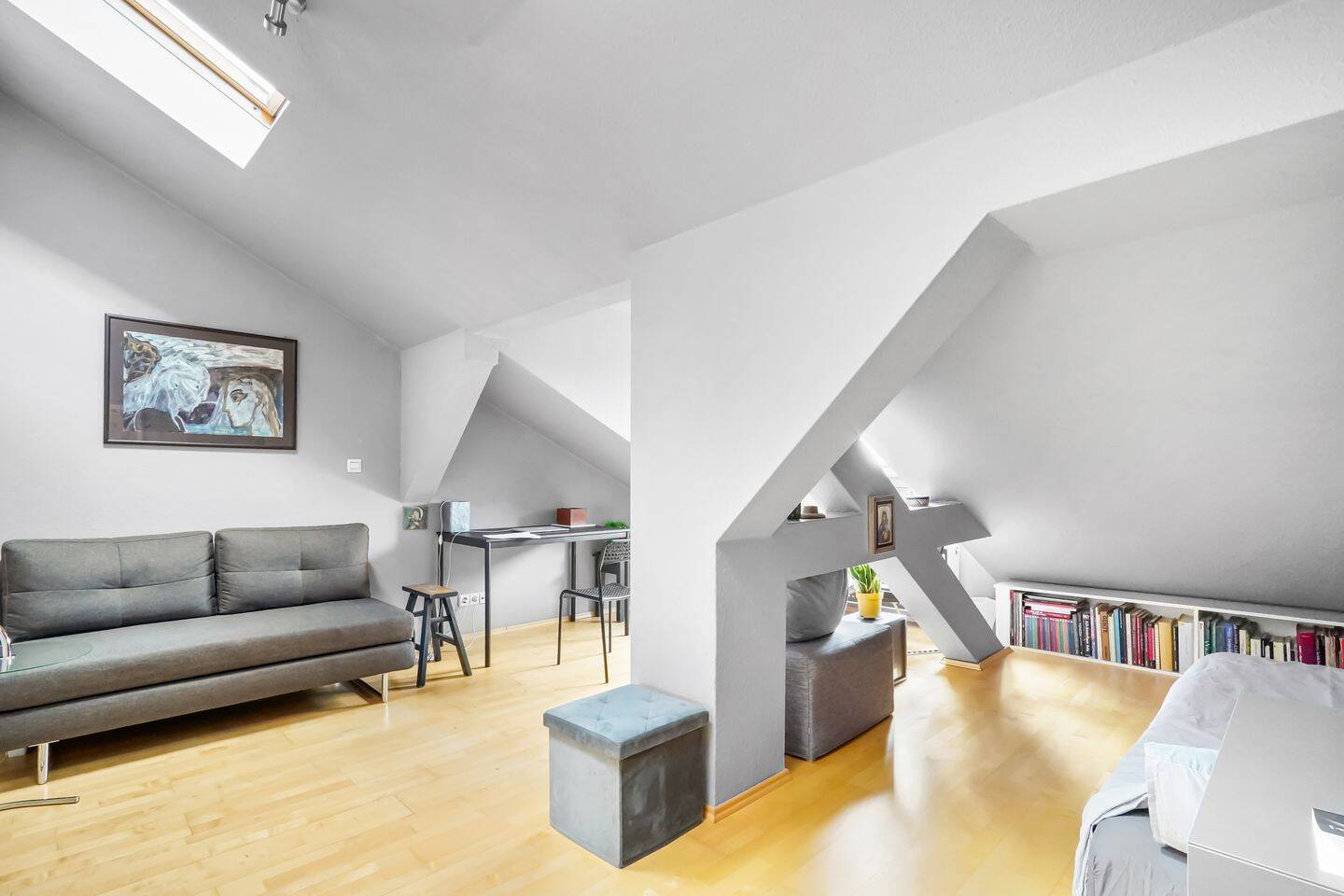 Stilvolles Dachgeschoss-Apartment mit besonderem Raumgefühl, 10115 Berlin (Mitte Wedding)
