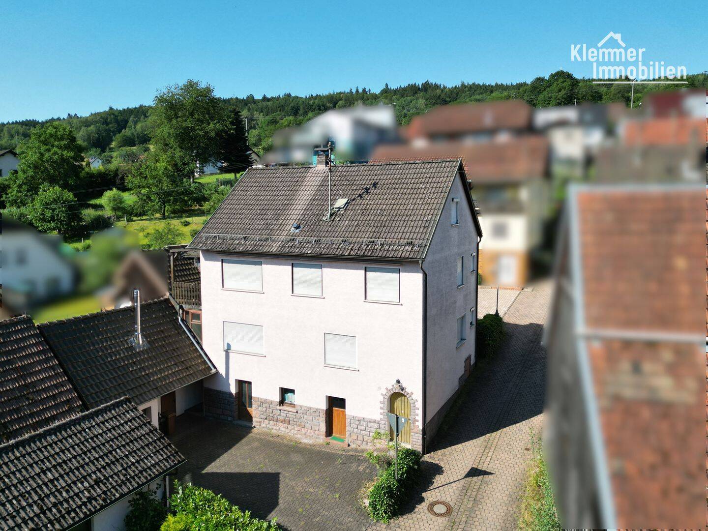 Großzügiges Zweifamilienhaus: zwei Wohneinheiten, zwei Garagen, Balkon und Nebengebäude im Spessart, 97816 Lohr a. Main (Lohr)