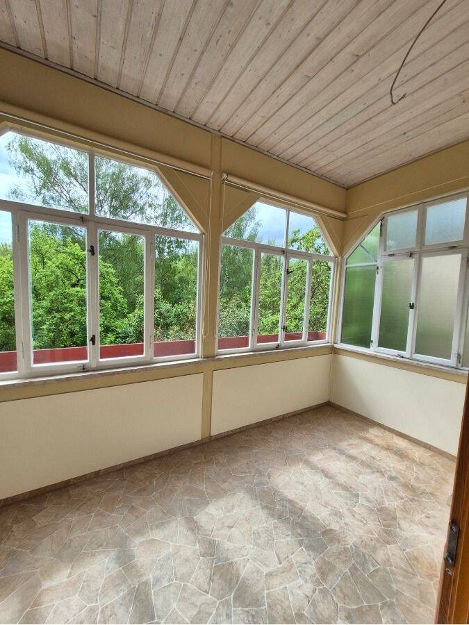 4-Zi-Mietwohnung mit Wintergarten in der Schwarzburger Chaussee zu vermieten !, 7407 Rudolstadt