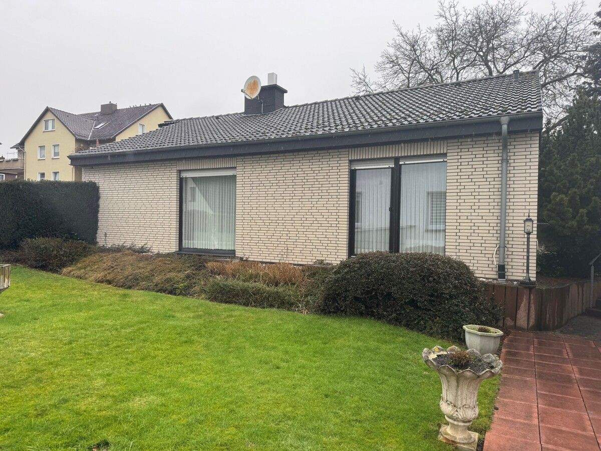 2 Häuser auf einem Grundstück: Das Einfamilienhaus ist bald verfügbar und das Zweifamilienhaus ist sicher vermietet!, 31785 Hameln
