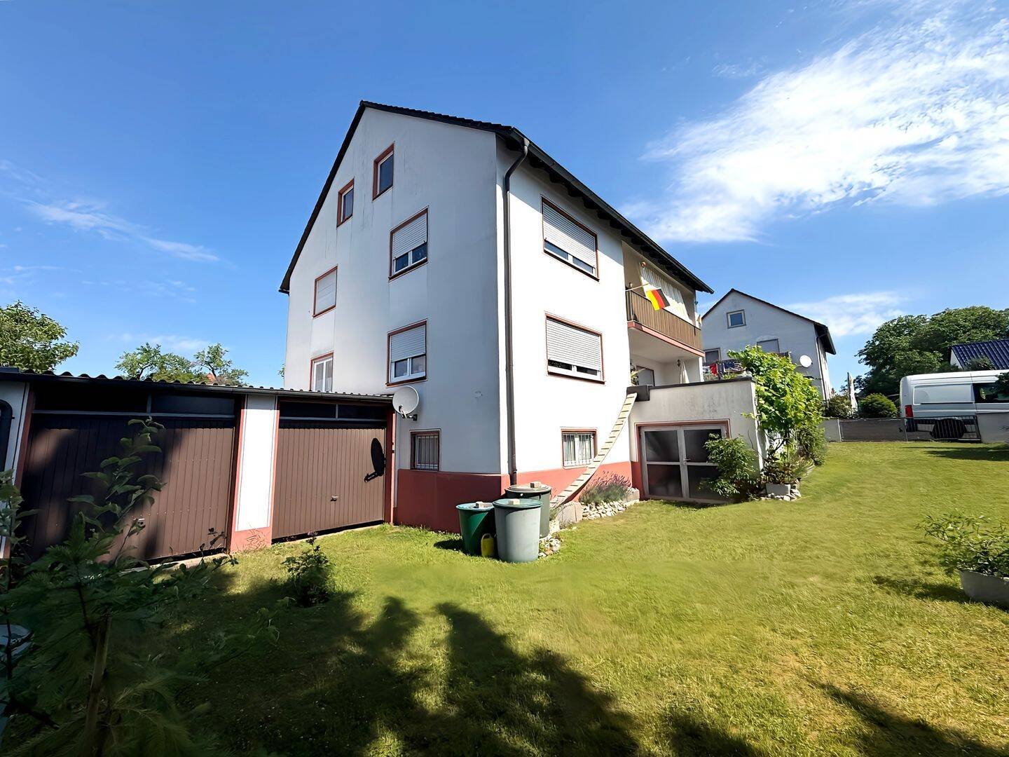 Zweifamilienhaus mit 2 Garagen, Garten & Ausbaupotenzial im Dachgeschoss, 91575 Windsbach