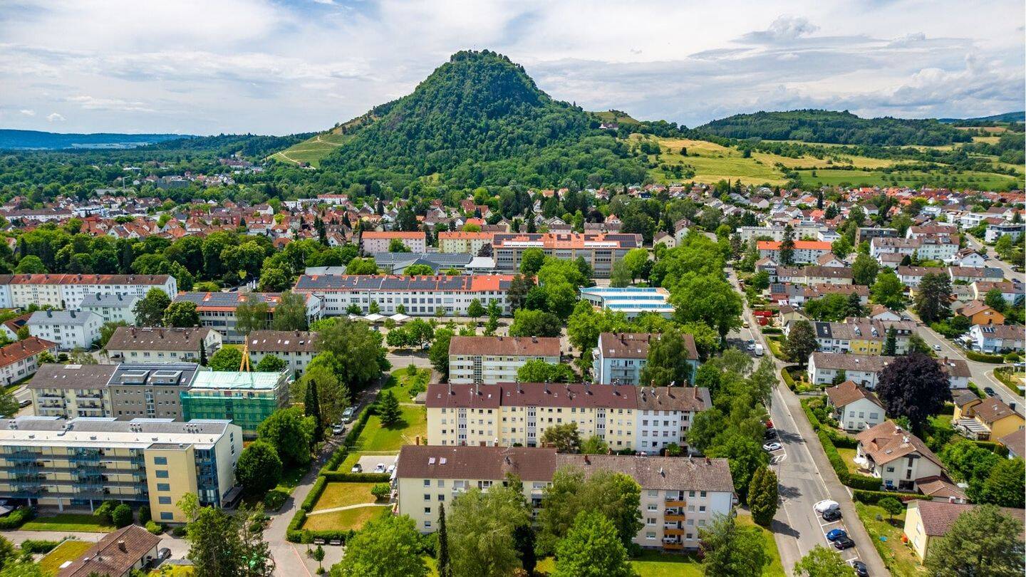 Singen-Nord: 2-Zimmer ETW im 3.OG mit EBK, Balkon, Keller/Speicher und PKW-Außenstellplatz – frei, 78224 Singen (Hohentwiel)