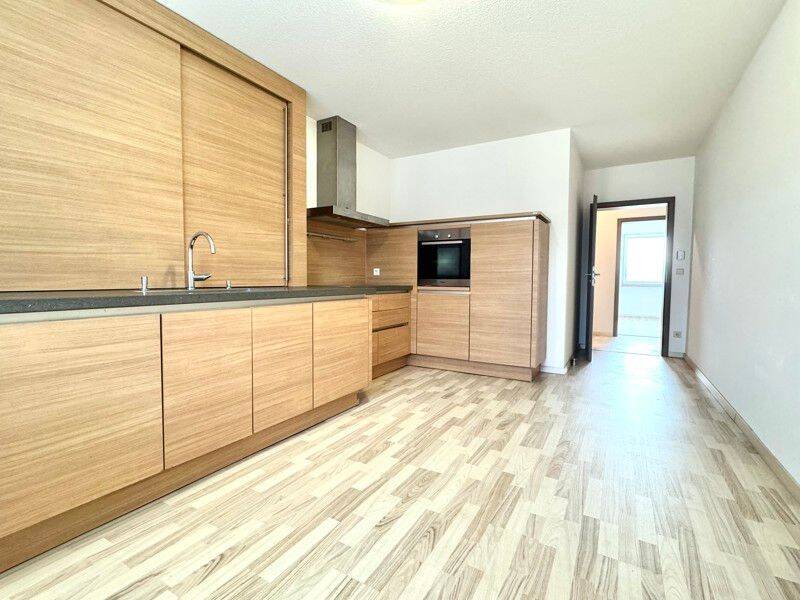 Helle 3-Zi.-Dachgeschosswohnung mit 2 Bädern, EBK und Terrasse mit Weitblick, 7745 Jena