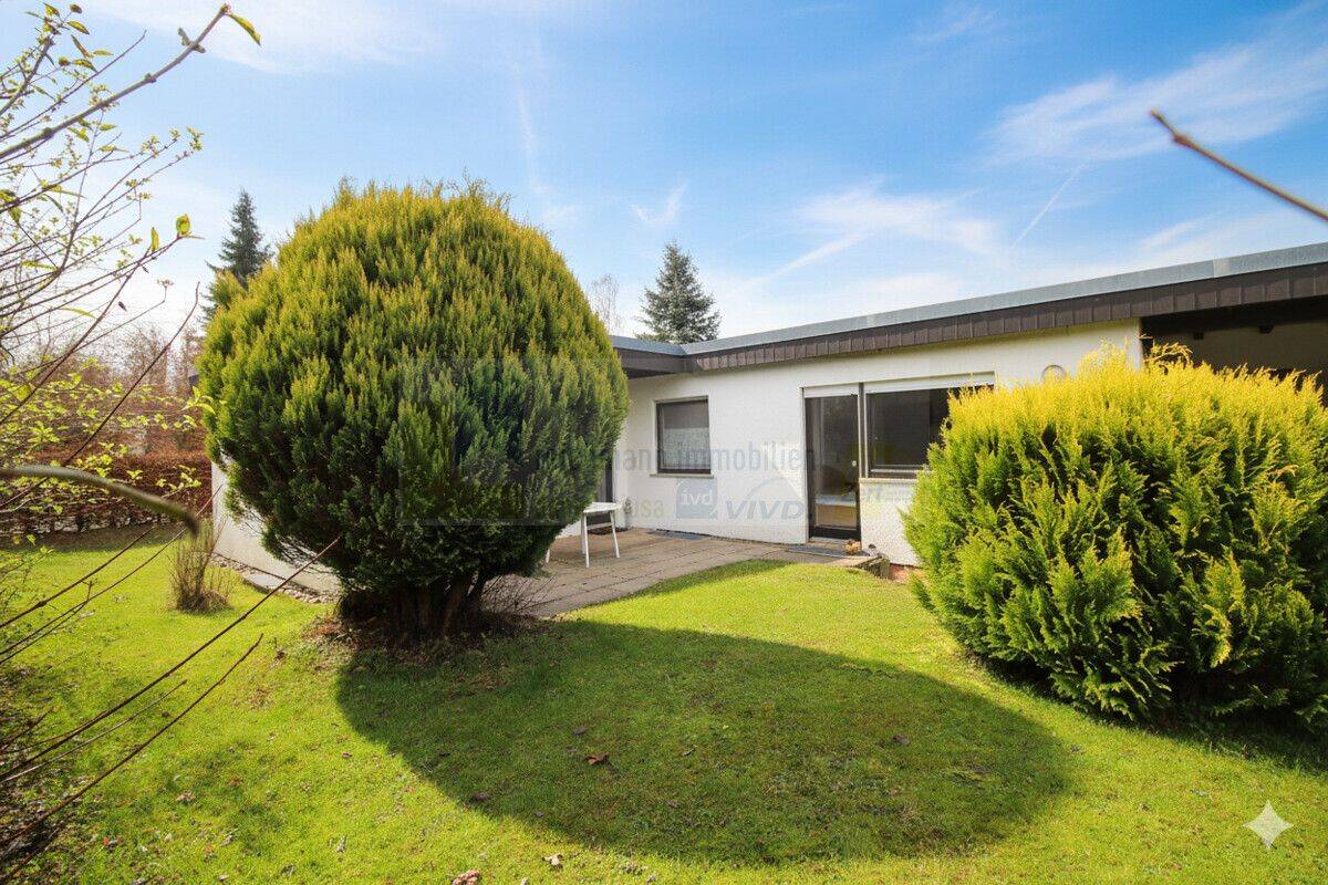 Bungalow in beliebter Lage von Villingen-Hammerhalde: Wohnen auf einer Ebene mit Kaminofen, Garten, Einliegerwohnung und zwei Garagen!, 78050 Villingen-Schwenningen
