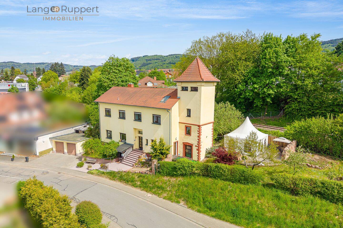 Außergewöhnliches Einfamilienhaus mit Turm und großem Garten, 64658 Fürth