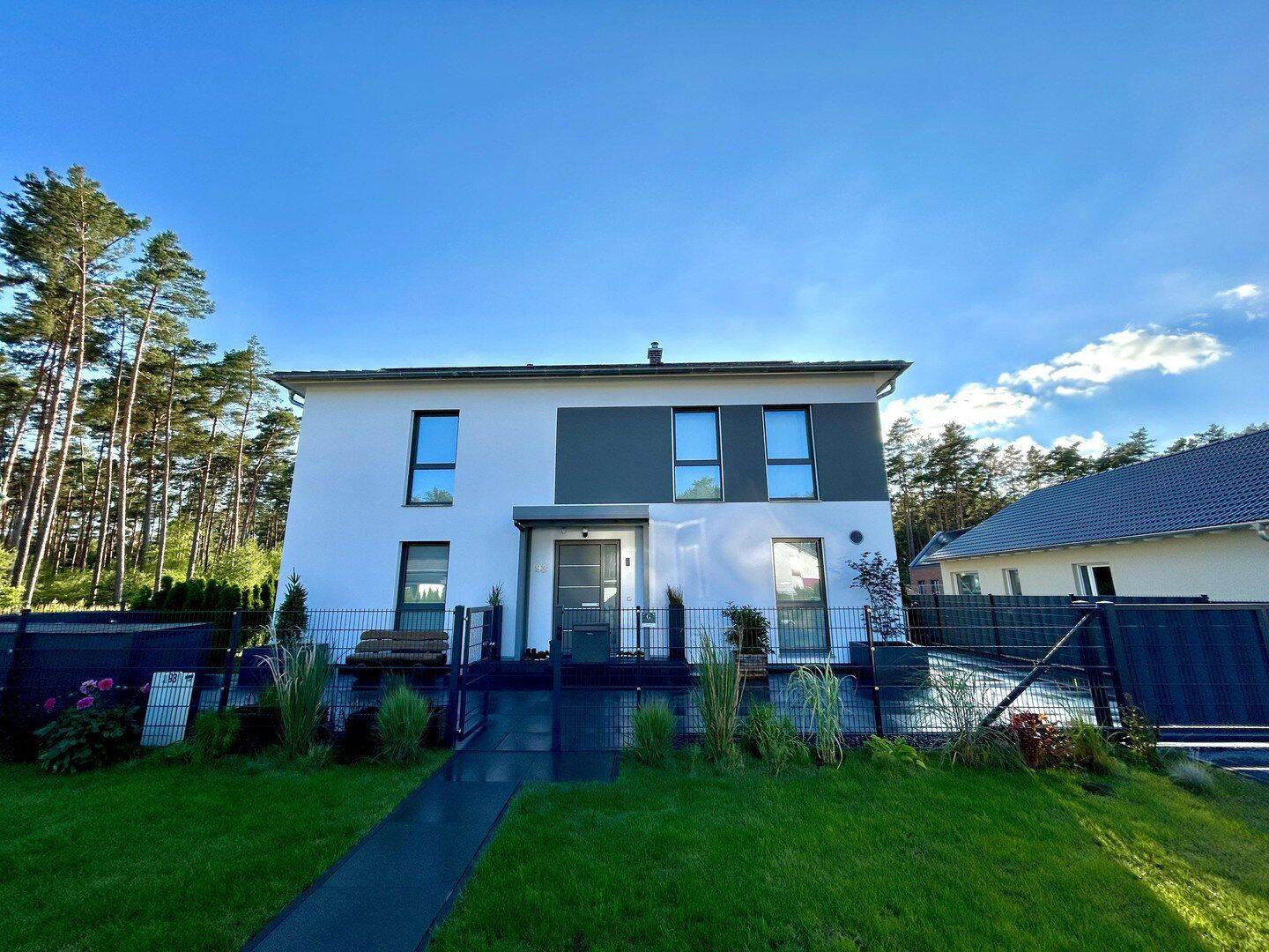 Family Residence, 14822 Borkwalde