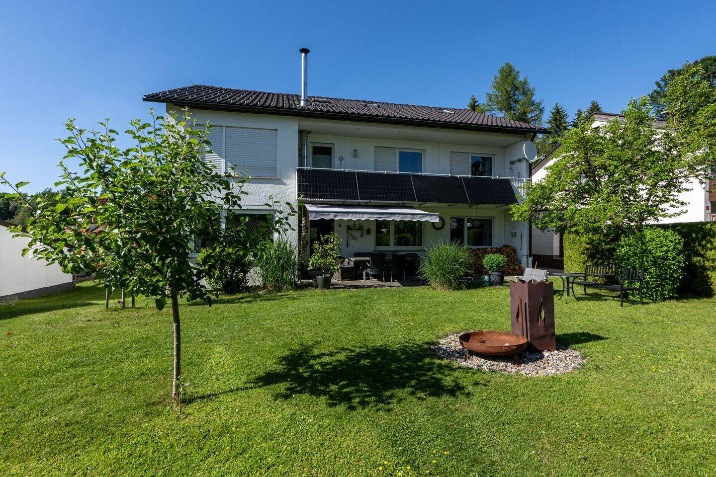 Gepflegtes Zweifamilienhaus mit großem Garten, drei Garagen und vielseitigen Nutzungsmöglichkeiten, 88316 Isny im Allgäu