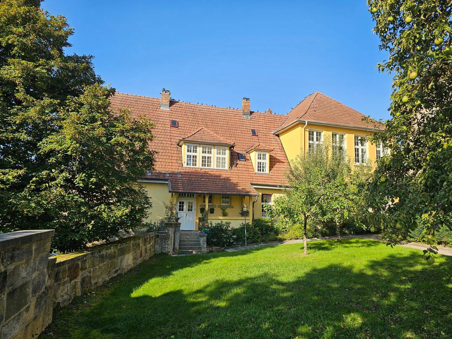 Eine einmalige Immobilie in Top-Zustand! Wohnen in stilvoll modernisierter Schule!, 96237 Ebersdorf b. Coburg