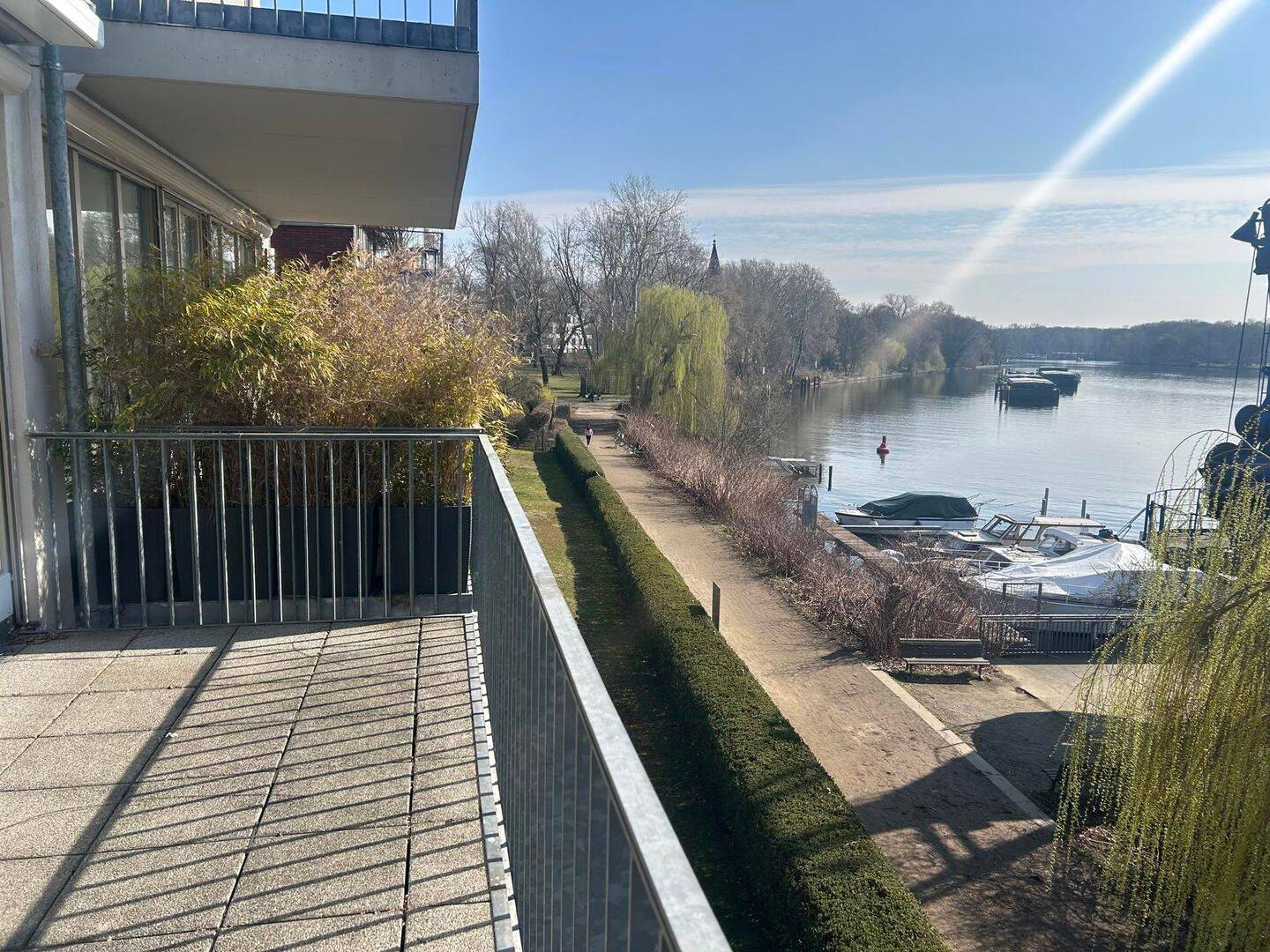 bezugsfreie Traumwohnung mit Stellplatz in Bestlage mit Blick auf die Spree