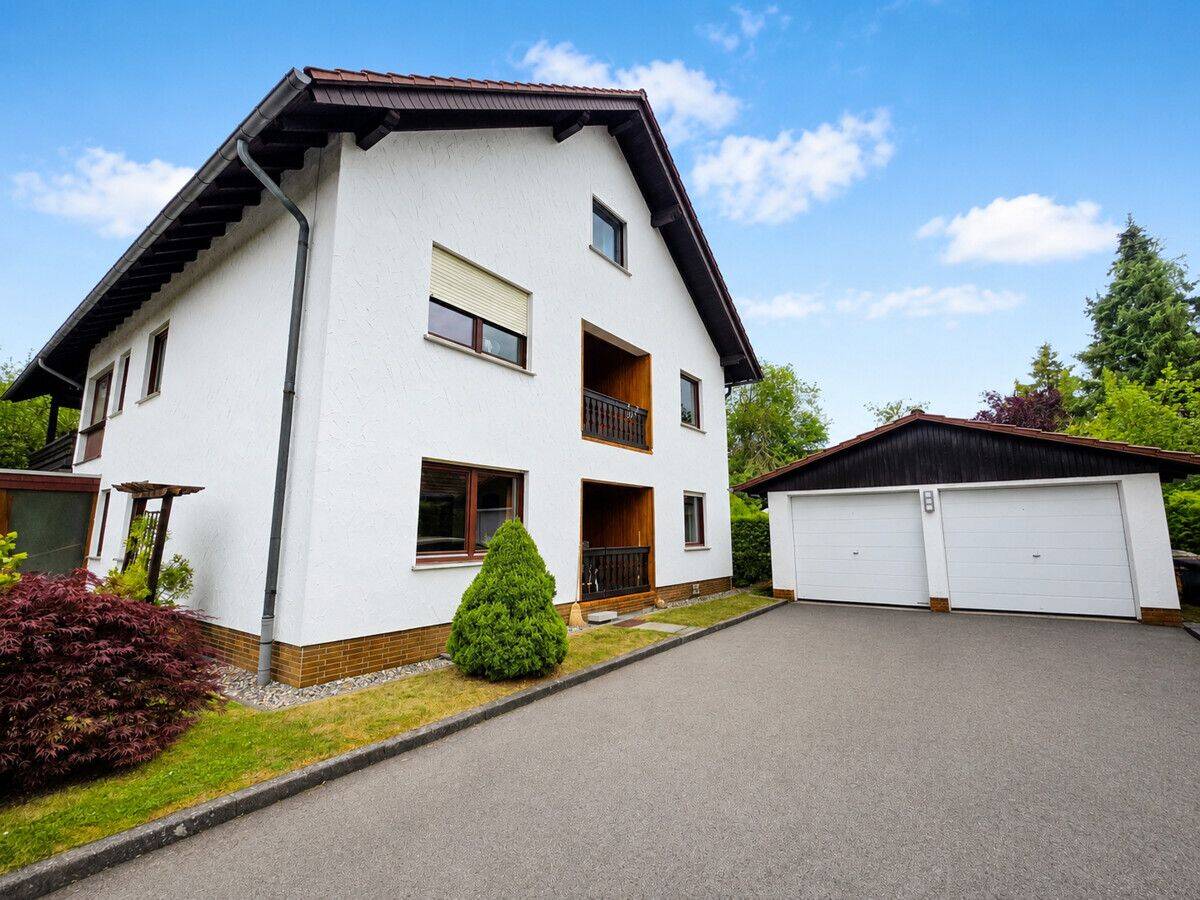 Mehrgenerationenhaus mit drei Wohneinheiten und potenziellem Baugrundstück in Bad Emstal, 34308 Bad Emstal
