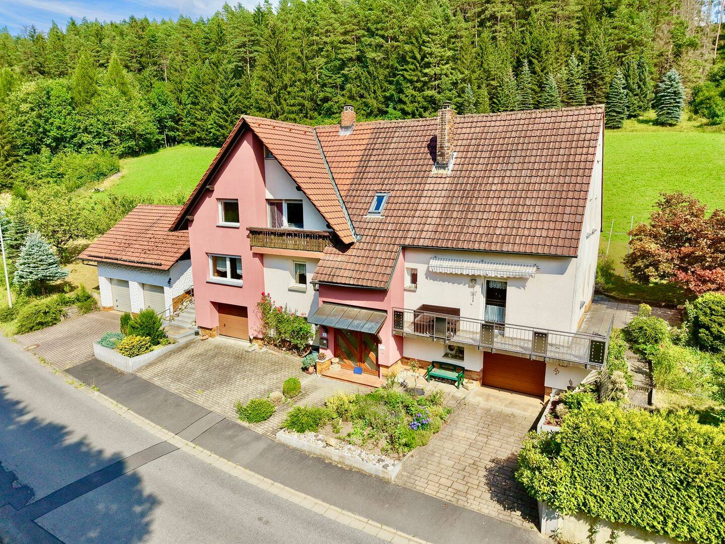 Großzügiges Zweifamilienhaus mit Garten in toller Lage von Wilhelmsthal, 96352 Wilhelmsthal