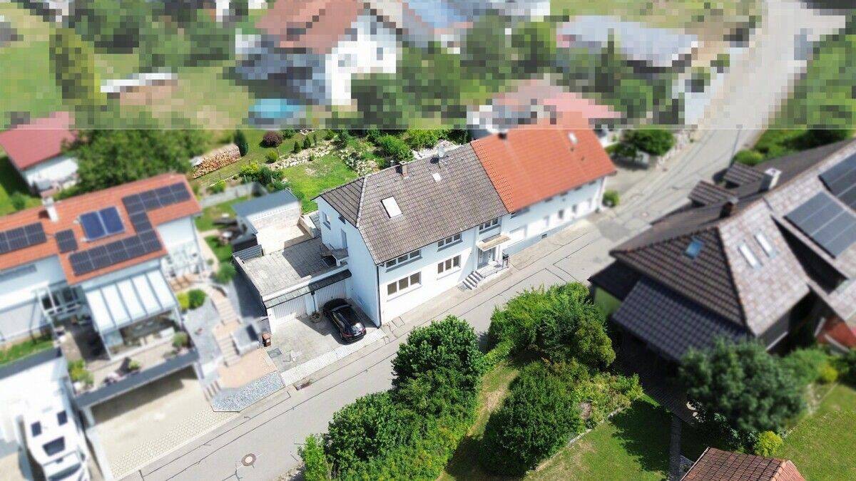 Teilmodernisiertes Zweifamilienhaus mit Terrasse, Garten, Doppelgarage und Ausbaupotenzial, 79802 Dettighofen