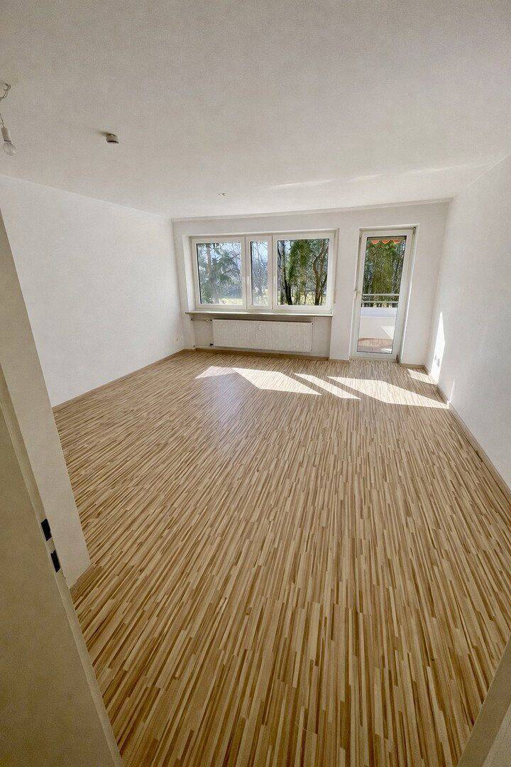 Helle 3-Zimmer-Wohnung mit Blick ins Grüne, überdachtem Balkon, Aufzug und TG in Nürnberg-Langwasser, 90471 Nürnberg (Dutzendteich Langwasser Neuselsbrunn Stadion Zollhaus)