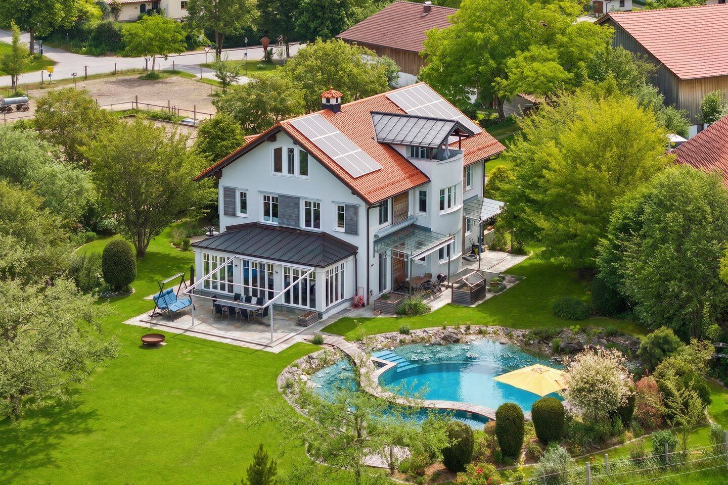 Ein Zuhause wie im Urlaub – Exklusive Villa mit Schwimmteich im oberbayerischen Voralpenland, 85567 Bruck