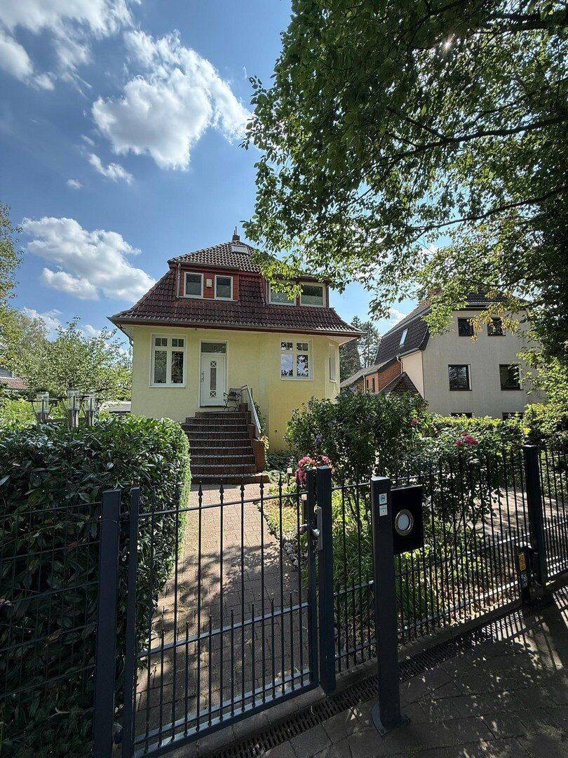 Stilvolles Einfamilienhaus mit 1.800 m2 Südgrundstück und hochwertiger Ausstattung, 28259 Bremen (Grolland Kirchhuchting Mittelshuchting Sodenmatt)