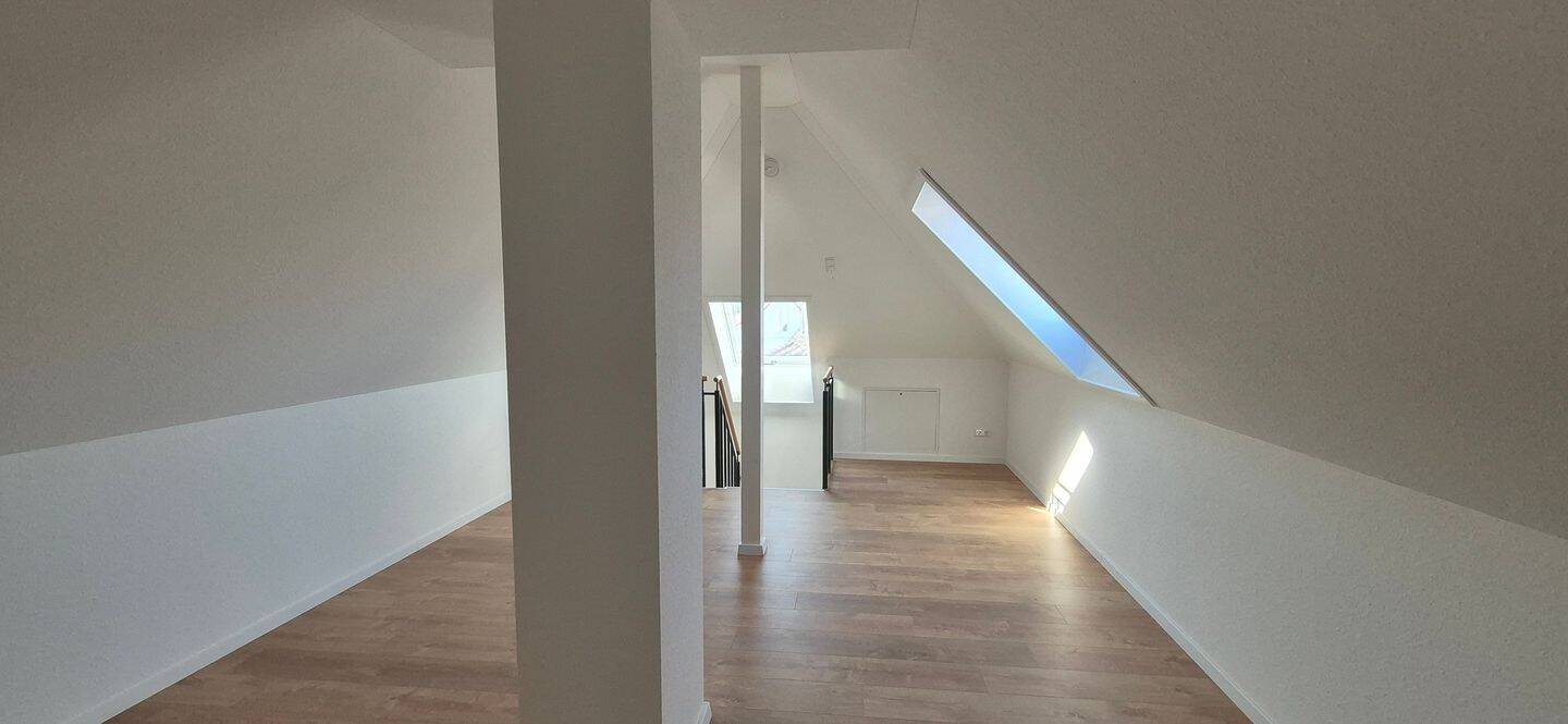 Moderne Dachgeschosswohnung mit toller Ausstattung – Einziehen und Wohlfühlen, 71665 Vaihingen an der Enz