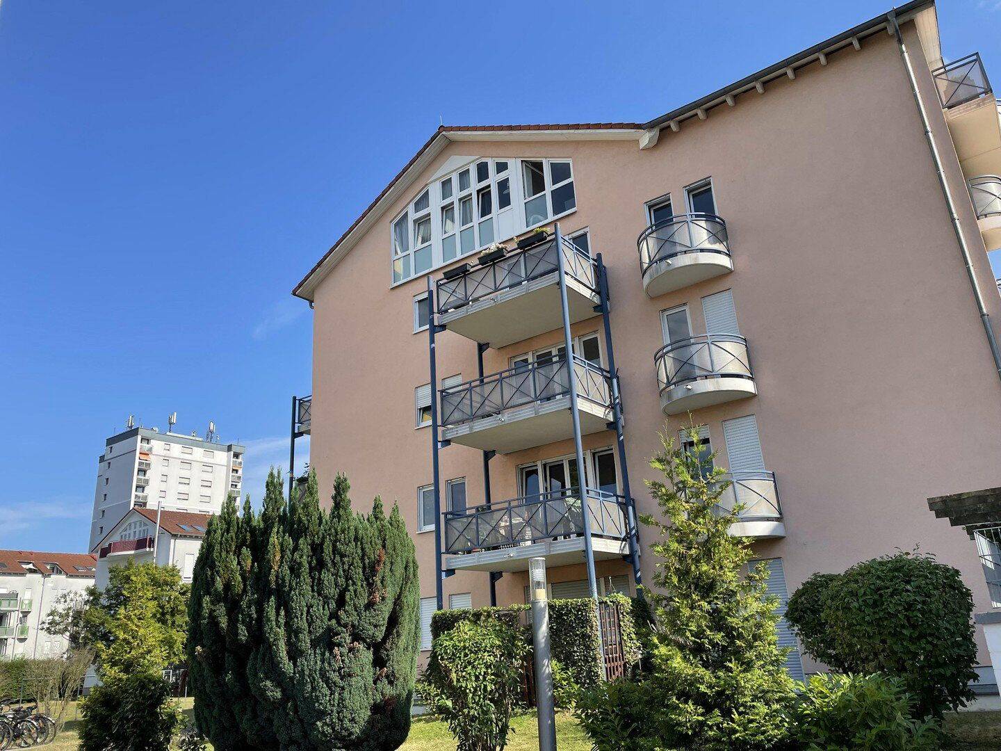 Gepflegte 2-Zimmer-Wohnung mit Balkon, Einbauküche, Stellplatz & Aufzug in Maintal-Dörnigheim, 63477 Maintal
