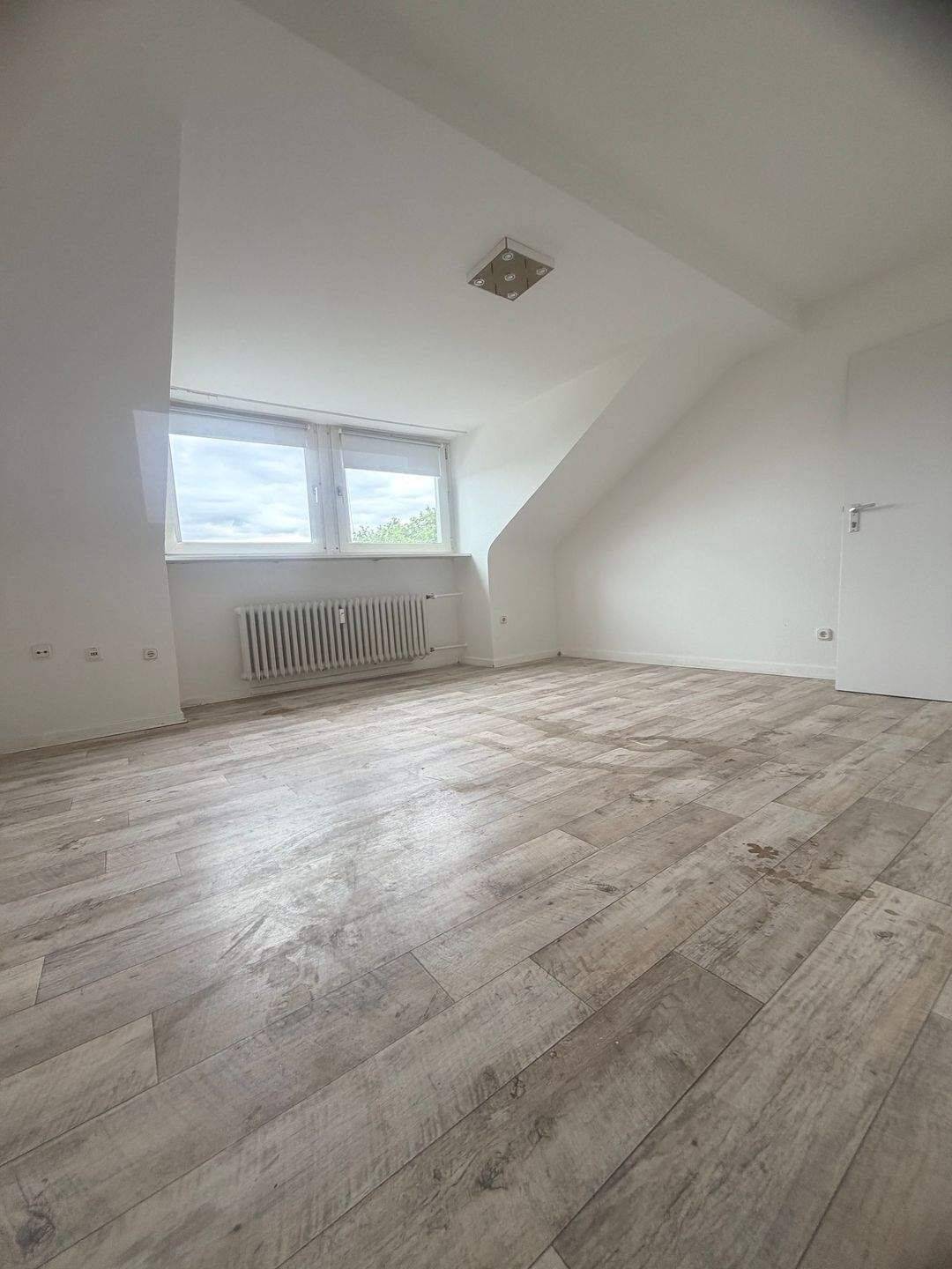 Top gepflegte Dachgeschoss Wohnung mit großer Wohnküche – Duisburg – Dellviertel, 47051 Duisburg (Altstadt Dellviertel Duissern Kaßlerfeld)